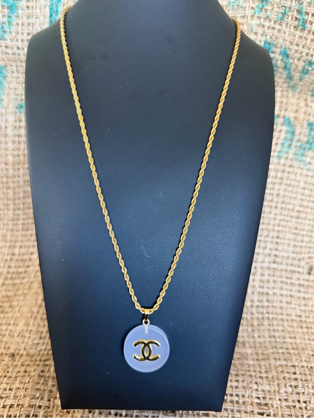 Gorgeous Pendant Necklace with White Disc